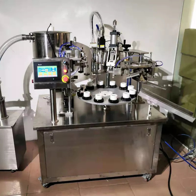 Macchina automatica per il riempimento e la sigillatura di tubi per crema azionata pneumaticamente
