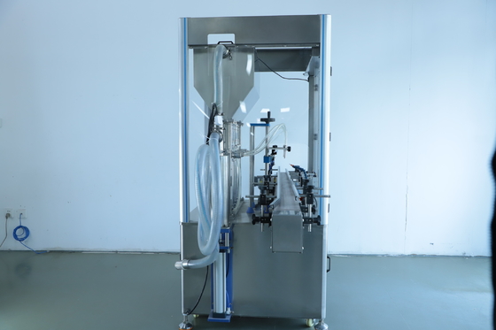 2.2KW 4 teste Macchina di riempimento di liquidi cosmetici 1400*1000*1700mm 30-50 bottiglie / min