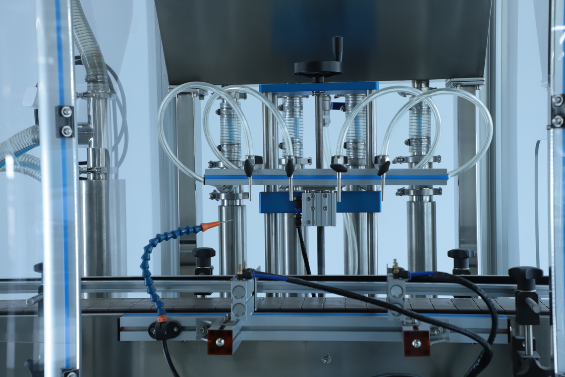 2.2KW 4 teste Macchina di riempimento di liquidi cosmetici 1400*1000*1700mm 30-50 bottiglie / min